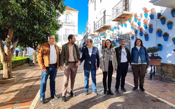 El coordinador del Gabinete Parlamentario del PSOE de Málaga, José Luis Ruiz Espejo, y la diputada en el Congreso, Isabel Pérez, junto a otros representantes socialistas en Marbella.