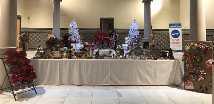 Archivo - Mercadillo navideño solidario en Zaragoza.