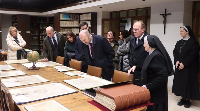 Visita institucional del presidente de la Junta General, Juan Cofiño, al Monasterio de San Pelayo.