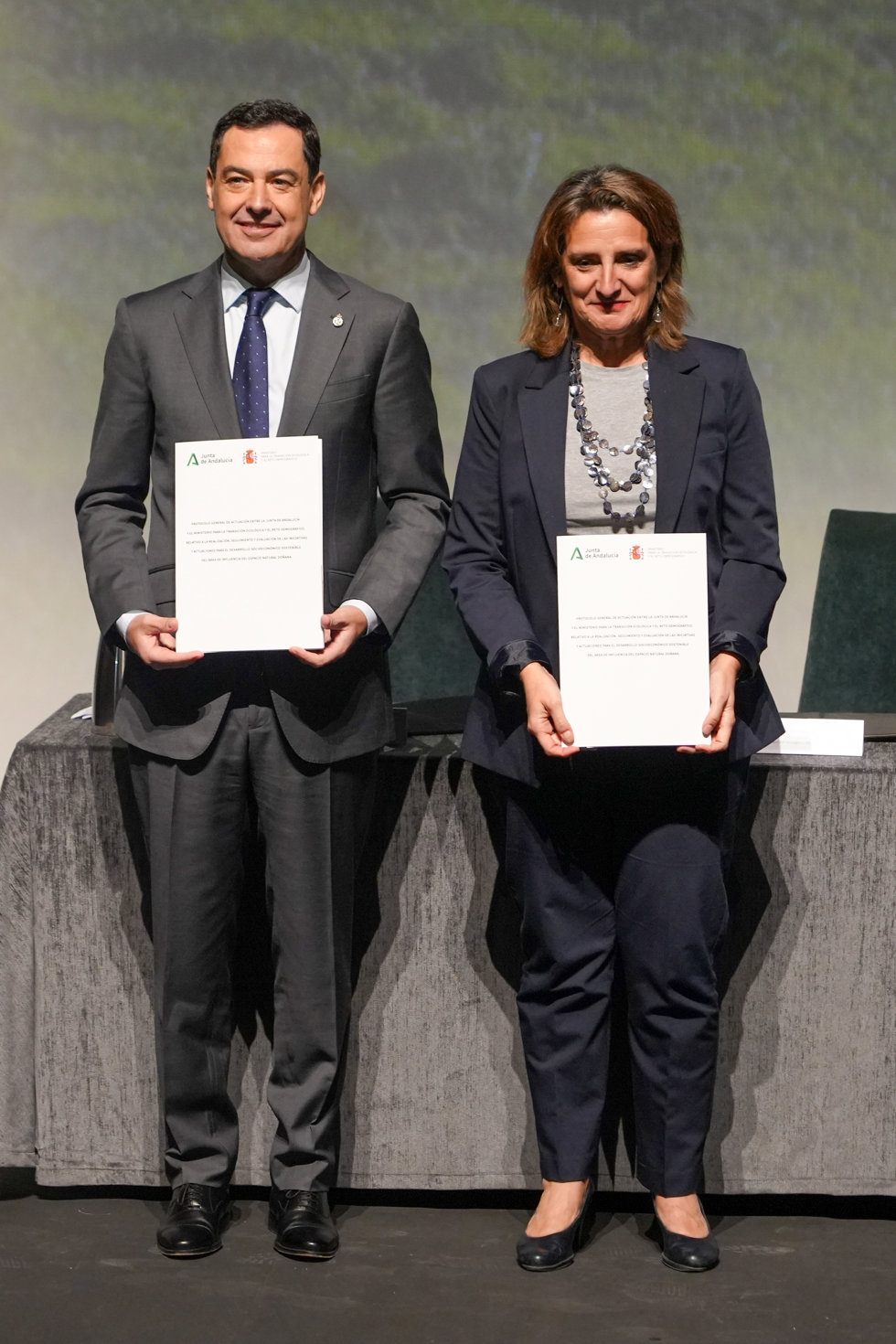 El presidente de la Junta de Andalucía, Juanma Moreno (i) y la ministra de Transición Ecológica y Reto Demográfico, Teresa Ribera (d), durante la firma del acuerdo del protocolo del Parque Nacional de Doñana. A 27 de noviembre de 2023, en Almonte, Huelv