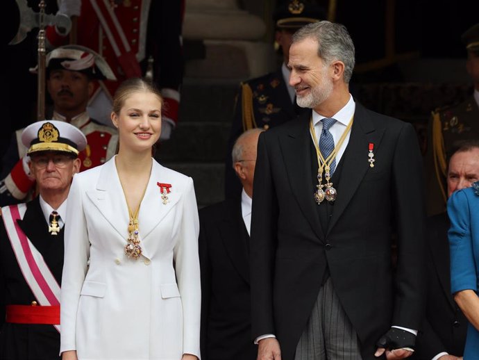 La Princesa Leonor y el Rey Felipe a la salida tras el acto de jura de la Constitución ante las Cortes Generales