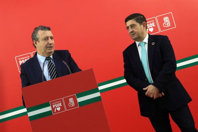 De izquierda a derecha, el presidente de la Diputación de Sevilla y secretario general del PSOE sevillano, Javier Fernández, con su homólogo en Jaén tanto en Diputación como en el partido, Francisco Reyes.