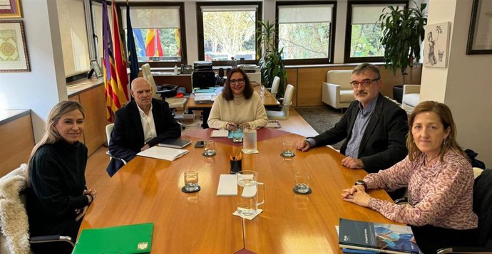 La consellera de Salud, Manuela García, recibe a representantes de la Sociedad Española de Medicina Interna.
