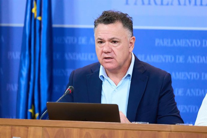 El portavoz adjuntoz del grupo parlamentario Por Andalucía, Juan Antonio Delgado, en una foto de archivo en rueda de prensa.