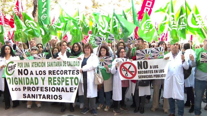 Sanitarios se concentran frente a la conselleria de Sanidad para exigir el cumplimiento del acuerdo de las 35 horas