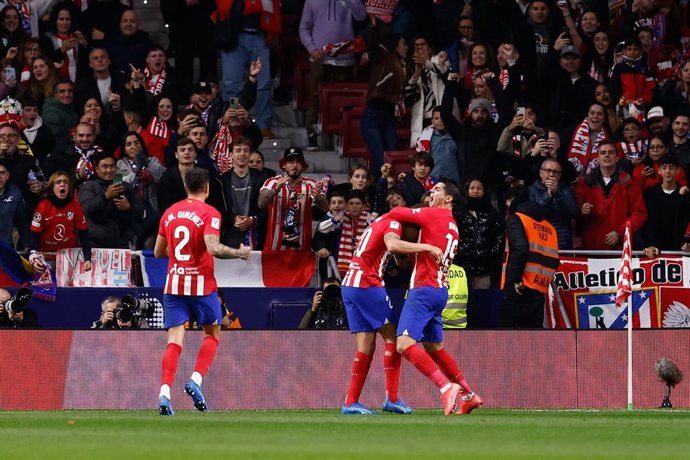 Axel Witsel celebra un gol frente a los aficionados del Atlético de Madrid