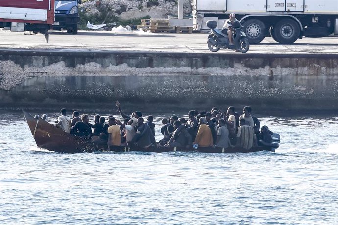 Archivo - Un barco con migrantes llega a mediados de septiembre a Lampedusa