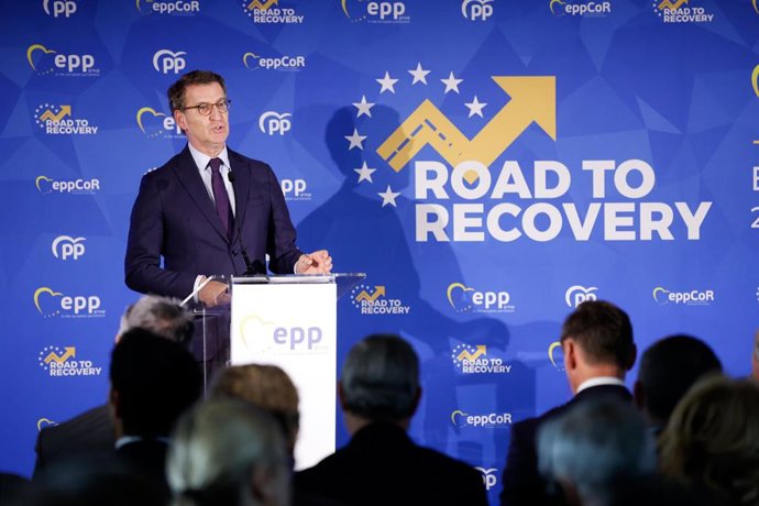 El presidente del PP, Alberto Núñez Feijóo, interviene durante una conferencia del Partido Popular Europeo, en el Hotel Grand Marina, a 27 de noviembre de 2023, en Barcelona, Catalunya (España). El Partido Popular Europeo (PPE) celebra un acto en Barcel