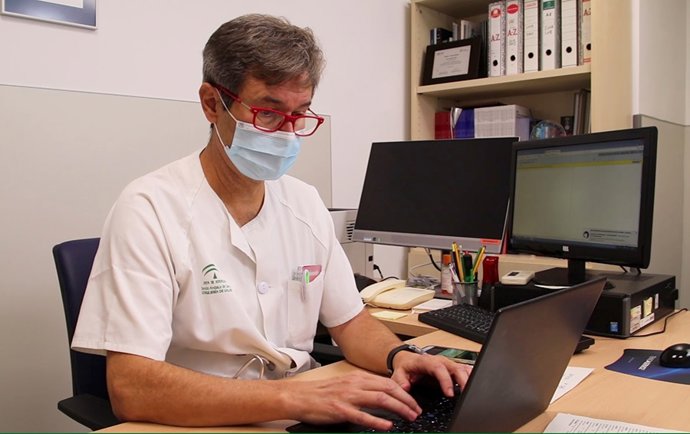 Jesús Rodríguez Baño, catedrático del departamento de Medicina de la Universidad de Sevilla, jefe del Servicio de Enfermedades Infecciosas en el Macarena e investigador responsable del Grupo de Investigación Clínica en Enfermedades Infecciosas del IBIS.