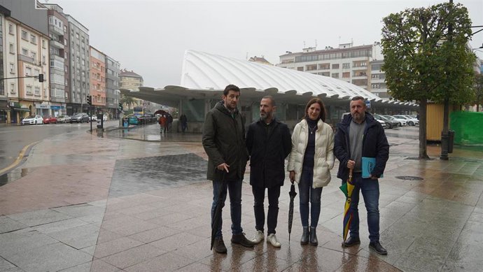 El aparejador municipal, Juan Freije; el alcalde, la concejala y el aparejador municipal, Daniel Amores.