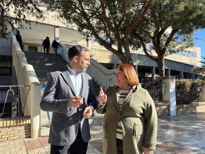 El secretario general de los socialistas malagueños y portavoz del PSOE en el Ayuntamiento de Málaga, Daniel Pérez, junto a la concejala Carmen Martín
