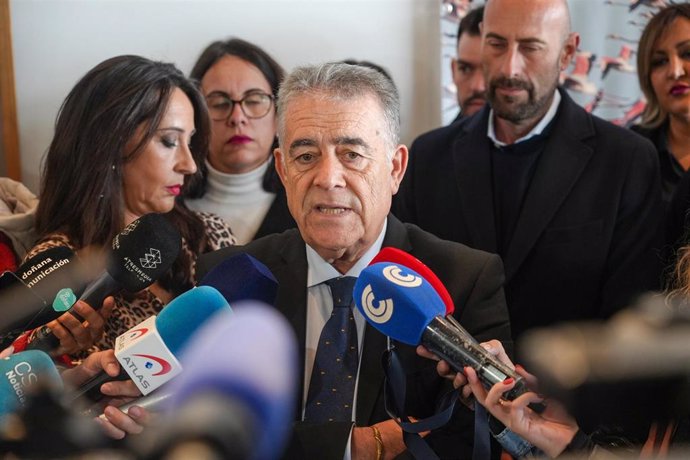 El alcalde de Almonte (Huelva), Francisco Bella, en rueda de prensa tras conocer el acuerdo alcanzado entre la Junta de Andalucía y el Ministerio para la Transición Ecológica y el Reto Demográfico sobre Doñana.