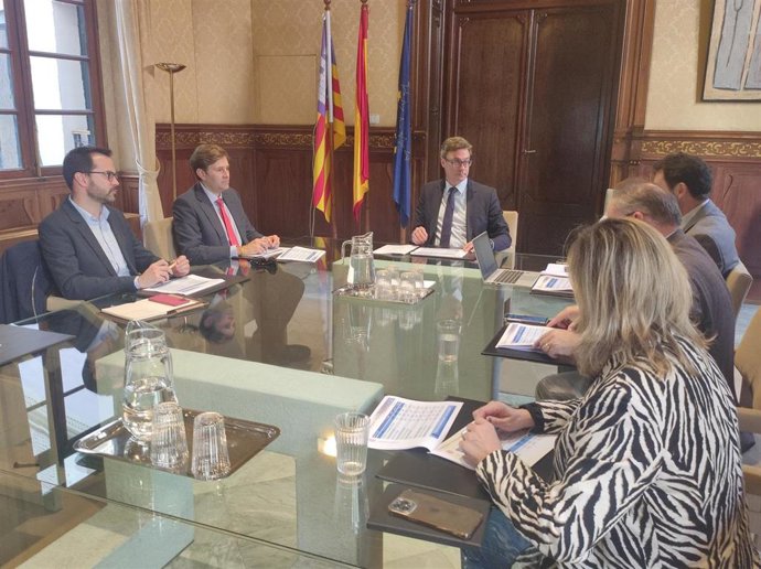 El vicepresidente del Govern, Antoni Costa, reunido con representantes de la FELIB.