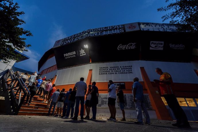 Archivo - Decenas de aficionados hacen cola en los accesos de La Fonteta