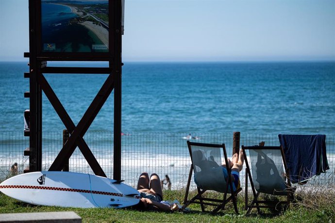 Archivo - Varias personas toman el sol frente a la playa Silgar, a 30 de septiembre de 2023, en Sanxenxo, Pontevedra, Galicia (España). 