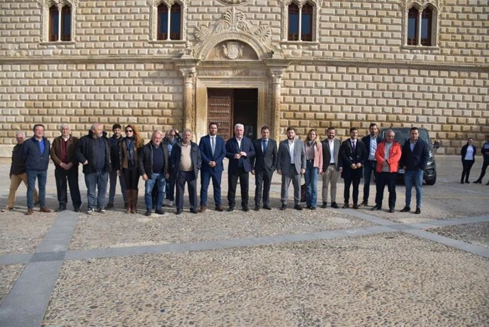 El consejero de Fomento, Nacho Hernando, presenta en Cogolludo la renovación del servicio de Transporte Sensible a la Demanda.