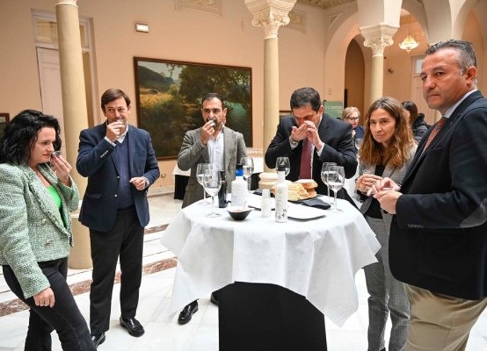 El delegado de Desarrollo Económico, Promoción y Empleo de la Diputación de Córdoba, Félix Romero (tercero por la izda.), en la reunión del proyecto 'Oleoturismo en España'.