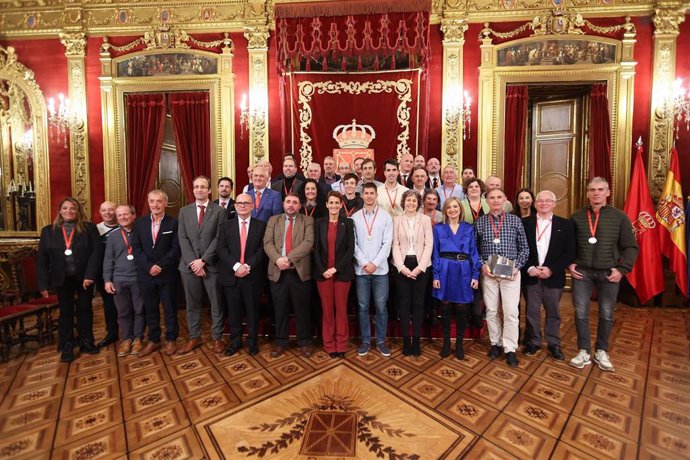 Todos los galardonados junto a representantes del Gobierno de Navarra.