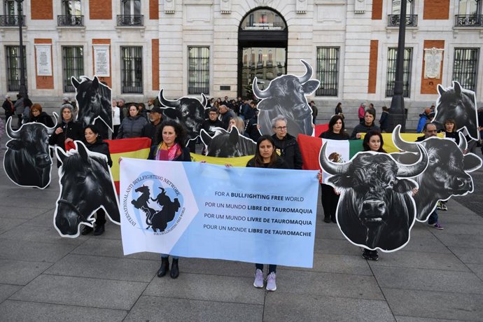 Varias personas muestran banderas y pancartas con imágenes de toros, durante una manifestación en contra de la tauromaquia, en la Puerta del Sol, a 27 de noviembre de 2023, en Madrid (España). La protesta ha sido convocada por las organizaciones que for