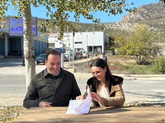 La delegada de Presidencia, Gobierno Interior y Vivienda de la Diputación de Córdoba y vicepresidenta de Cinco, Marta Siles, junto al alcalde de Priego de Córdoba, Juan Ramón Valdivia.