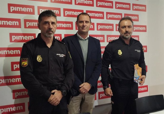 Más de 400 agentes de policía velarán por la seguridad en las calles y los comercios de Palma esta Navidad.