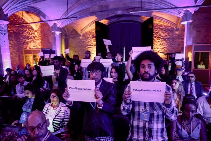 Varias personas con carteles en los que se lee: 'Stop the war in Gaza' durante la Conferencia Internacional sobre antirracismo en la UE  'Afrodescendientes: reconocimiento, justicia y desarrollo', en el Museo de Arte Contemporáneo, a 2 de noviembre de 2