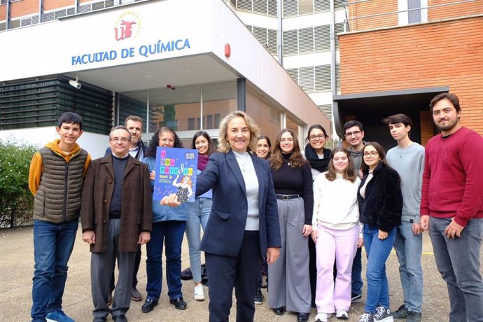 La profesora de Química Inorgánica de la US Adela Muñoz, en primer plano, acompañada por miembros de la Facultad de Química de la US en la presentación de 'La Tabla Periódica. Un cómic con mucha química'.