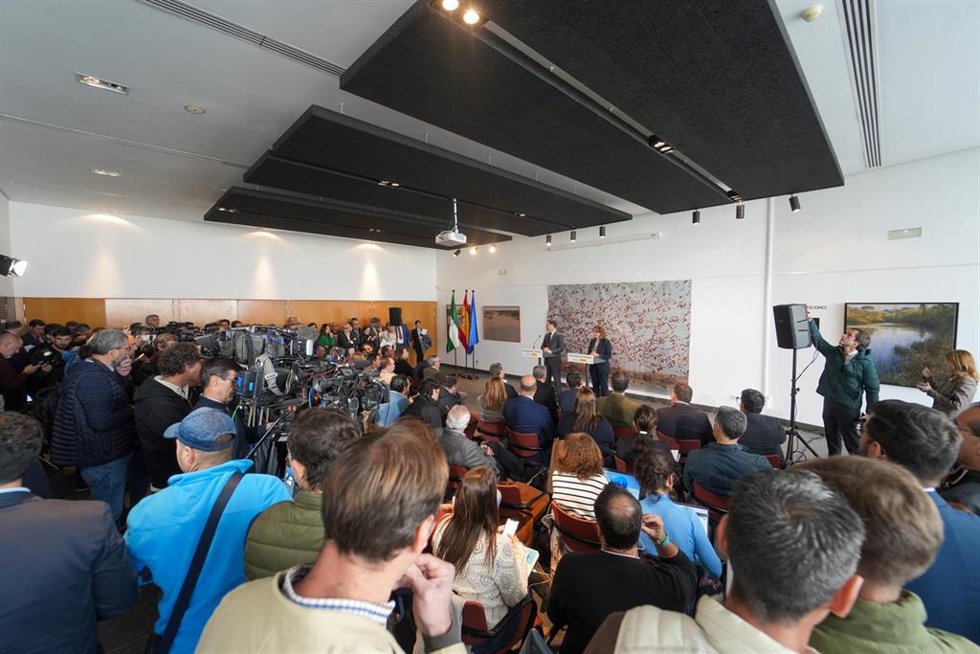 El presidente de la Junta de Andalucía, Juanma Moreno (i) y la ministra de Transición Ecológica y Reto Demográfico, Teresa Ribera (d), durante la rueda de prensa tras la firma del acuerdo del protocolo del Parque Nacional de Doñana.