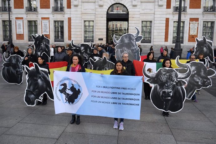 Varias personas muestran banderas y pancartas con imágenes de toros, durante una manifestación en contra de la tauromaquia, en la Puerta del Sol, a 27 de noviembre de 2023, en Madrid (España). 