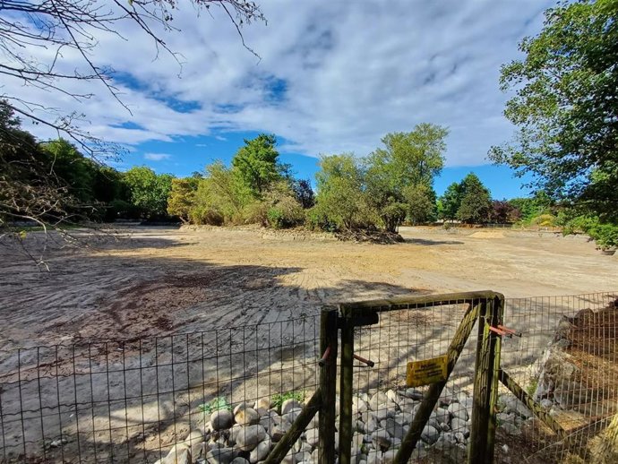 Archivo - Estanque del parque de Isabel la Católica (Gijón) durante su vaciado (Archivo)