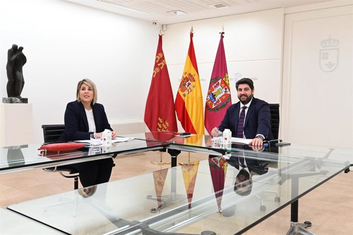 El presidente del Gobierno regional, Fernando López Miras, en una reunión en el Palacio de San Esteban con la alcaldesa de Cartagena, Noelia Arroyo