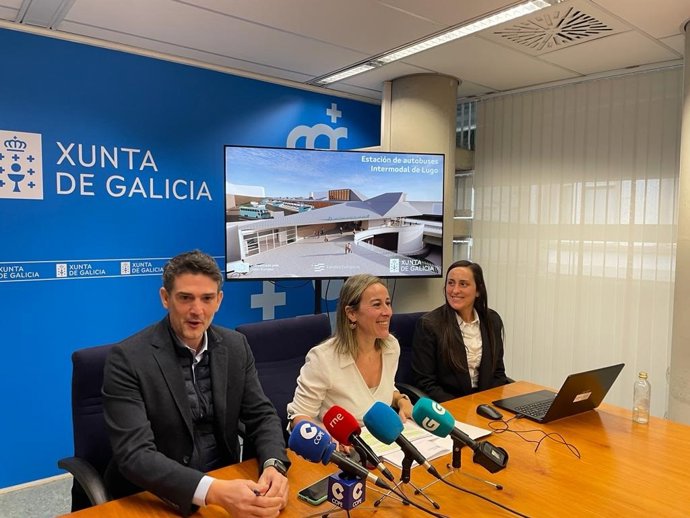 El delegado territorial de la Xunta, Javier Arias, la conselleira de Infraestruturas, Ethel Vázquez, y la jefa del servicio, Tamara Subiela, durante la presentación del proyecto de construcción de la nueva estación de autobuses intermodal de Lugo.