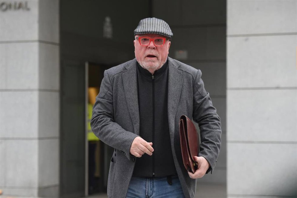 El comisario jubilado José Manuel Villarejo tras declarar como testigo en el juicio que se sigue en la Audiencia de Málaga por el caso 'Astapa', sobre la supuesta corrupción política y urbanística en la localidad malagueña de Estepona.