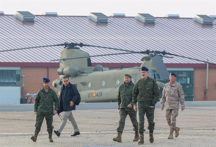 El Rey Felipe VI (2d) a su llegada a la Base 'Coronel Maté', a 27 de noviembre de 2023, en Colmenar Viejo, Madrid (España).