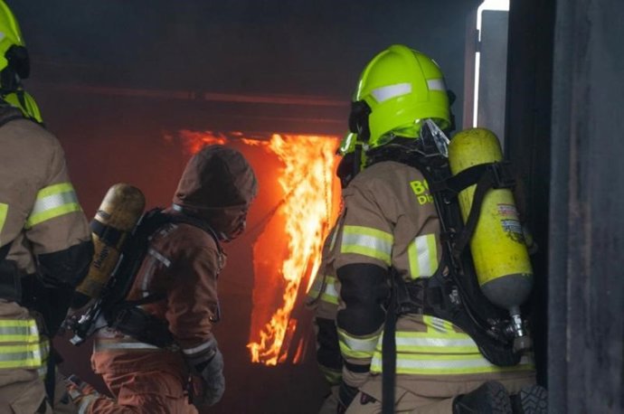Bomberos se forman con fuego real en el centro de formación del Sepei de Trujillo (Cáceres)