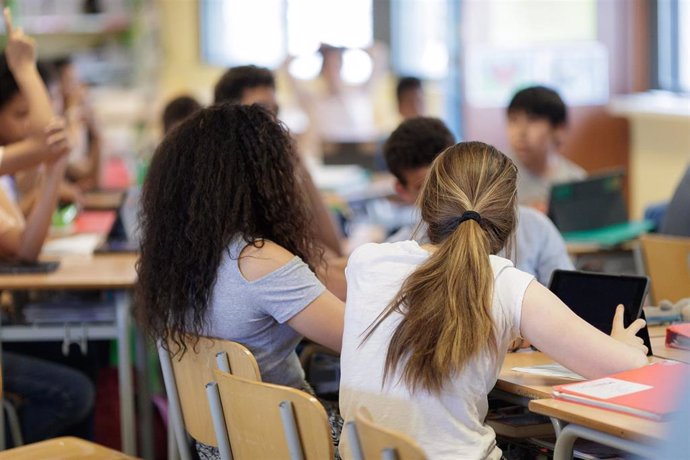 Archivo - Dos jóvenes estudiantes en una aula.