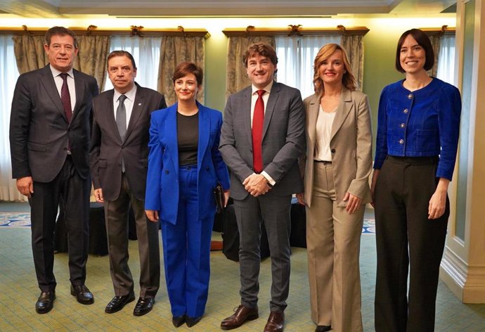 El candidato socialista a la Presidencia de la Xunta, José Ramón Gómez Besteiro, asiste en Madrid al desayuno ofrecido por el candidato socialista en País Vasco, Eneko Andueza