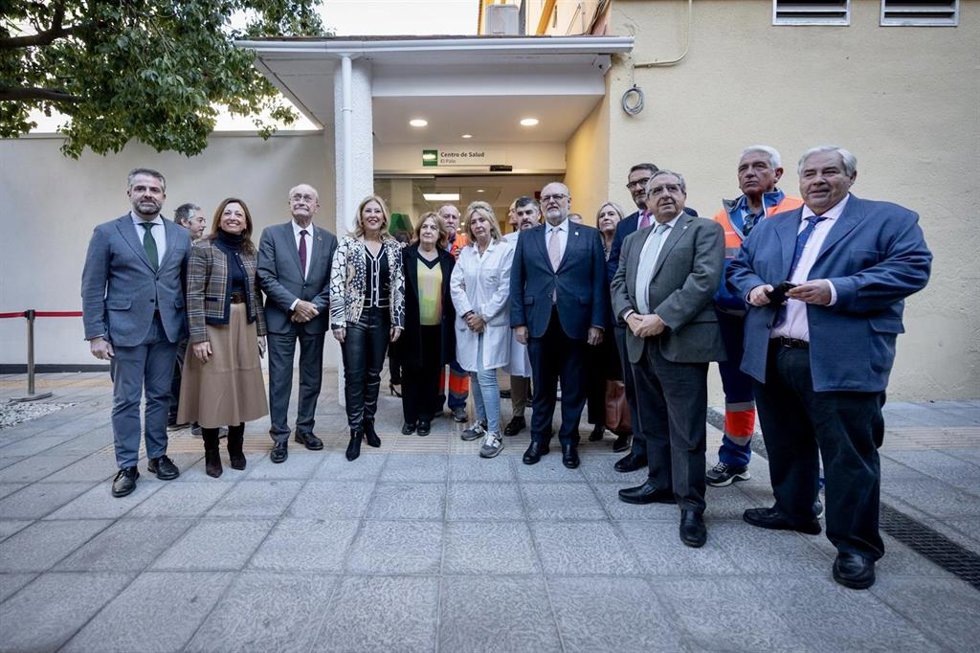 Autoridades durante la visita a las instalaciones del centro de salud provisional de El Palo.