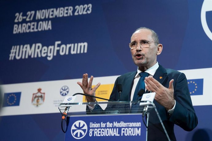 El viceprimer ministro y ministro de Exteriores de Jordania, Ayman Safadi, ofrece una rueda de prensa durante el VIII Foro de la UpM, en el Recinte Sant Pau, a 27 de noviembre de 2023, en Barcelona, Catalunya (España). La Unión por le Mediterráneo (UpM)