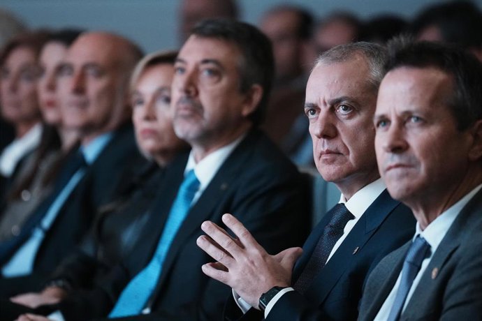 El Lehendakari, Iñigo Urkullu (2d), junto con el consejero de Educación, Jokin Bildarratz (1d), durante el acto '44 proyectos que multiplican conexiones', en Bizkaia Areto, a 27 de noviembre de 2023, en Bilbao