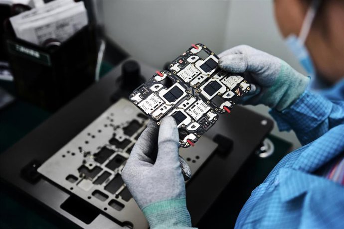 Archivo - Línea de producción de OPPO en Dongguan (China)