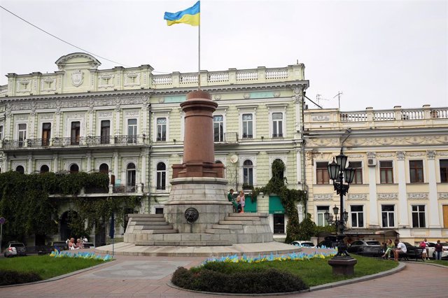 Archivo - Banderas de Ucrania en la ciudad de Odesa