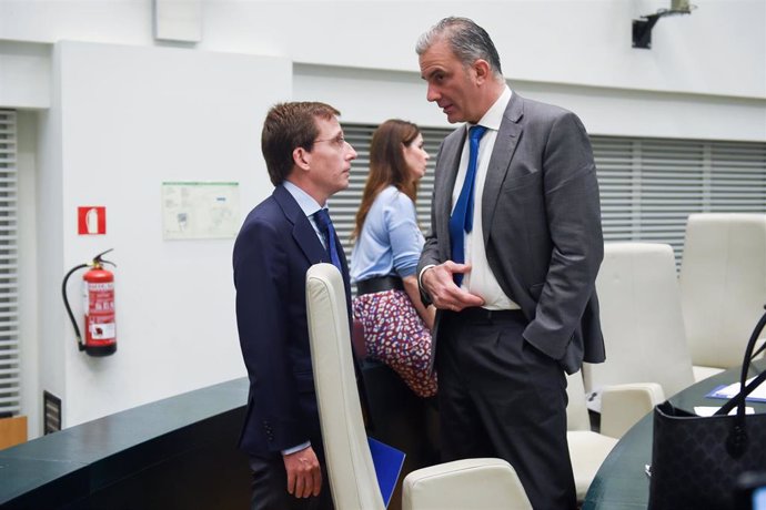 El alcalde de Madrid, José Luis Martínez-Almeida (i) y el portavoz de Vox en el Ayuntamiento de Madrid, Javier Ortega Smith (d), durante una sesión extraordinaria del Pleno municipal 