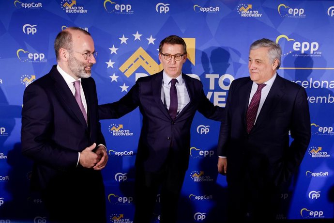 (I-D) El líder del PPE en la Eurocámara, Manfred Weber; el presidente del PP, Alberto Núñez Feijóo, y el ministro de Asuntos Exteriores de Italia, Antonio Tajani, durante una conferencia del Partido Popular Europeo, en el Hotel Grand Marina, a 27 de nov