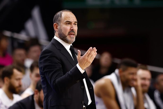 Archivo - Chus Mateo, entrenador del Real Madrid de baloncesto.