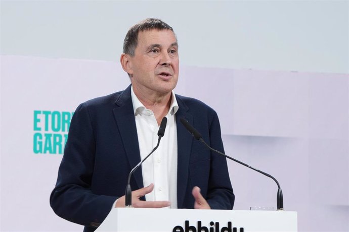 El coordinador general de EH Bildu, Arnaldo Otegi, durante una rueda de prensa celebrada tras la reunión de su Mesa Política, en la sede de EH Bildu, a 27 de noviembre de 2023, en San Sebastián, Guipúzcoa, País Vasco (España).