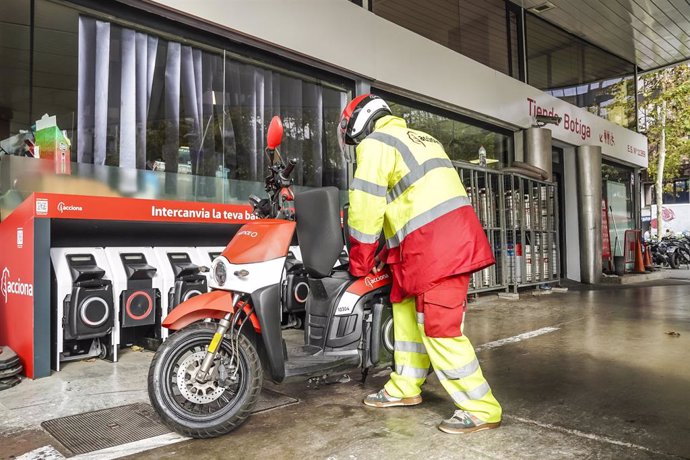 Estación de baterías de las motos compartidas de Acciona