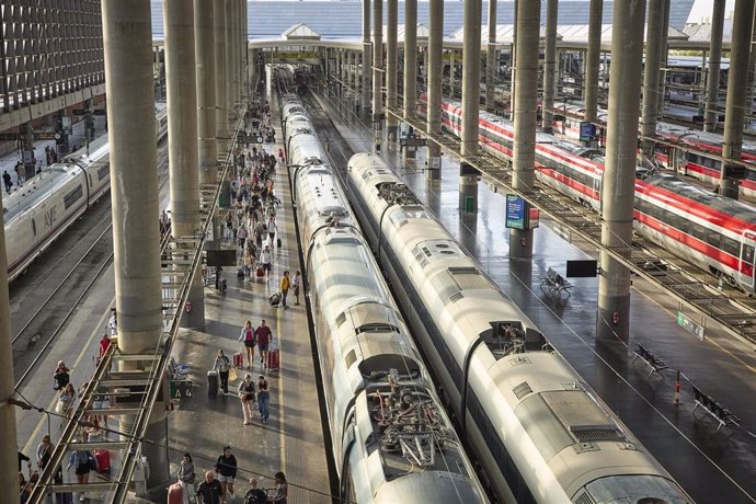 Archivo - Varias personas con maletas en un andén de la estación de Atocha-Almudena Grandes, a 1 de septiembre de 2023, en Madrid (España).  