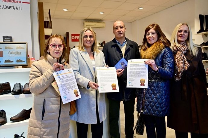 Visita de la alcaldesa de Granada, Marifrán Carazo, a un establecimiento comprometido con el reciclaje.