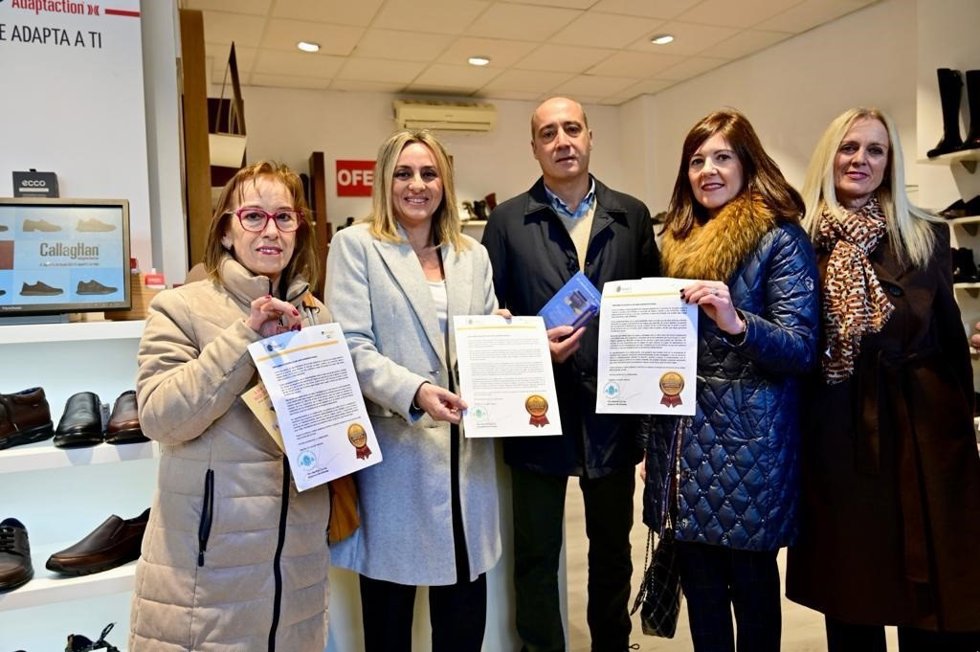 Visita de la alcaldesa de Granada, Marifrán Carazo, a un establecimiento comprometido con el reciclaje.